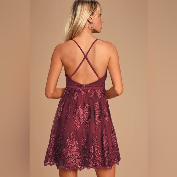 💕 Lulu’s💕 A Love To Remember Wine Red Lace Backless Skater Dress - Picture 4 of 9